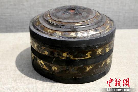 漢代貼金箔漆盒?！≈旖ū?攝