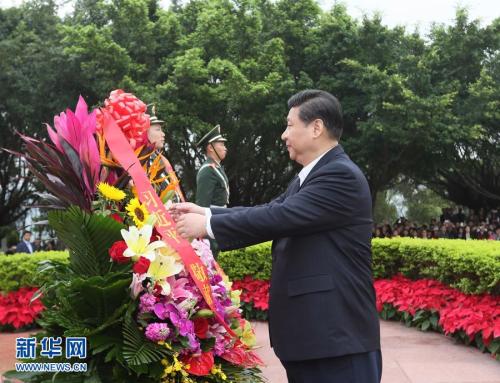 資料圖：2012年12月7日至11日，時任中共中央總書記、中央軍委主席習近平在廣東省考察工作。這是習近平在深圳蓮花山公園向鄧小平銅像敬獻花籃。蘭紅光 攝 圖片來源：新華網
