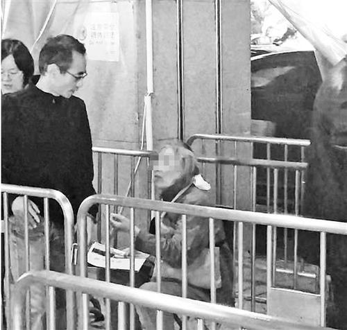 79歲老人脖子上掛個(gè)二維碼天天在東站乞討。