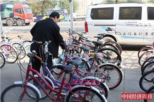 p34 王慶坨鎮(zhèn)聚集了諸多自行車(chē)商鋪廠商，但如今挑選購(gòu)買(mǎi)或訂貨的客戶(hù)寥寥無(wú)幾?！吨袊?guó)經(jīng)濟(jì)周刊》記者 銀昕I 攝