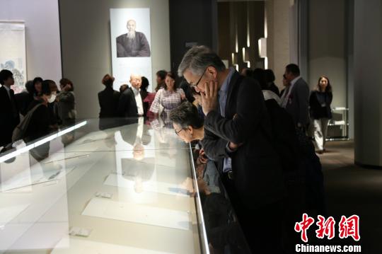 內(nèi)覽會(huì)上民眾欣賞齊白石作品?！紊偻?攝