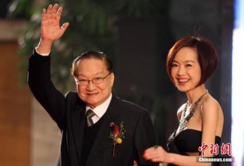 資料圖：2009年，金庸榮獲“影響世界華人終身成就獎”。中新社記者 張宇 攝