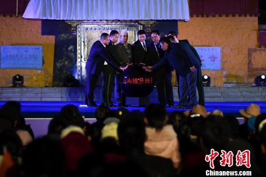 30日晚，吉隆縣首屆邊貿(mào)文化旅游節(jié)在中尼邊境特色小鎮(zhèn)吉隆鎮(zhèn)開幕?！『闻罾?攝