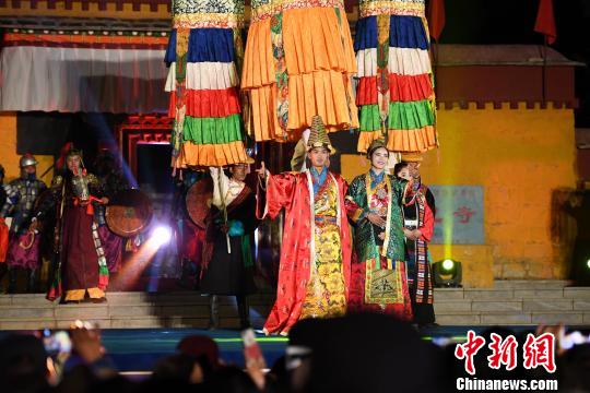 圖為吉隆縣首屆邊貿(mào)文化旅游節(jié)開幕式上獨(dú)具藏民族特色的演出。　何蓬磊 攝