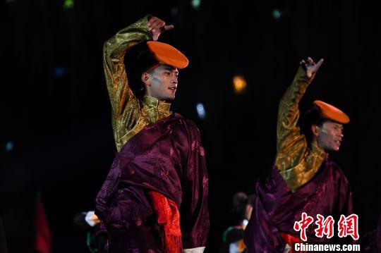 圖為吉隆縣首屆邊貿(mào)文化旅游節(jié)開幕式上獨(dú)具藏民族特色的演出?！『闻罾?攝