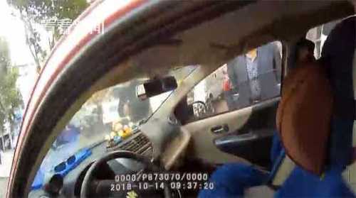 奇葩！男子無(wú)證駕車被查 自稱不知開車需要駕照