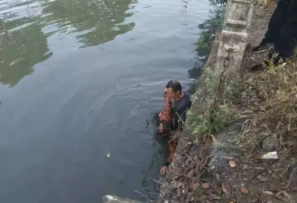 男子一個(gè)舉動(dòng)使300萬拆遷款打水漂 妻子氣得跳河