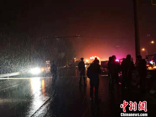 11月3日23時(shí)許，事故現(xiàn)場下起了小雨，爾后漸有雪花飄落，路面變得濕滑。記者在現(xiàn)場看到，距離蘭州南收費(fèi)站入口五公里處，就已拉起警戒線，不斷有救援車輛駛向事發(fā)地點(diǎn)?！●T志軍 攝