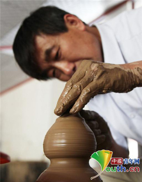 張國慶正在制作陶器。本人供圖