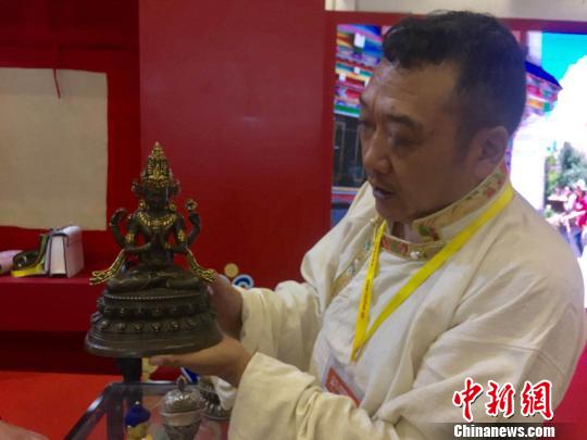 昌孝承正在介紹展館產(chǎn)品?！↑S詠綢 攝