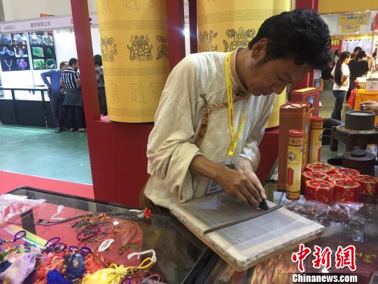 現(xiàn)場(chǎng)藏香制作演示。