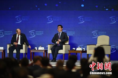 丁磊(右一)在世界互聯(lián)網(wǎng)大會圓桌會議上發(fā)言。<a target='_blank' href='http://www.chinanews.com/' >中新網(wǎng)</a> 李駿 攝