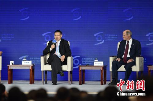 沈南鵬(左一)在互聯(lián)網(wǎng)大會圓桌會議上發(fā)言。<a target='_blank' href='http://www.chinanews.com/' >中新網(wǎng)</a> 李駿 攝
