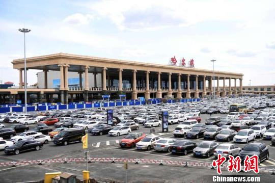 隨著中國北疆黑龍江省對外經貿交流的日益頻繁，該省旅客吞吐量節(jié)節(jié)攀升。　劉錫菊 攝