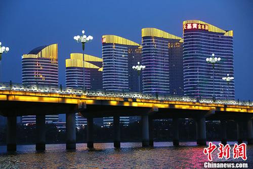 資料圖：山東臨沂沂河夜景。
