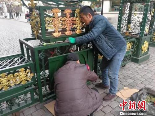 工作人員正在清洗紅漆?！㈠a菊 攝