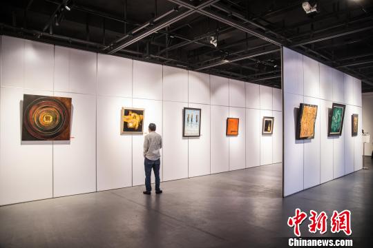 紀(jì)念改革開放四十周年——漆彩盛世漆藝作品邀請展在福建省海絲藝術(shù)館開幕?！±钅宪帯z