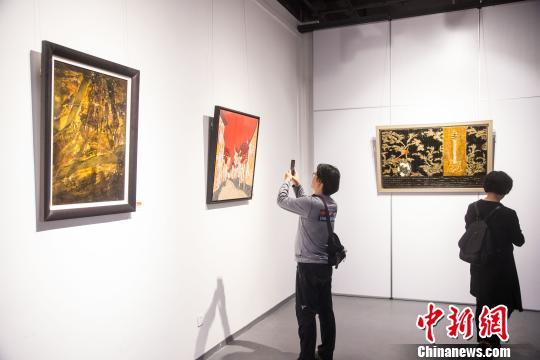 精美漆畫奪人眼球?！±钅宪帯z