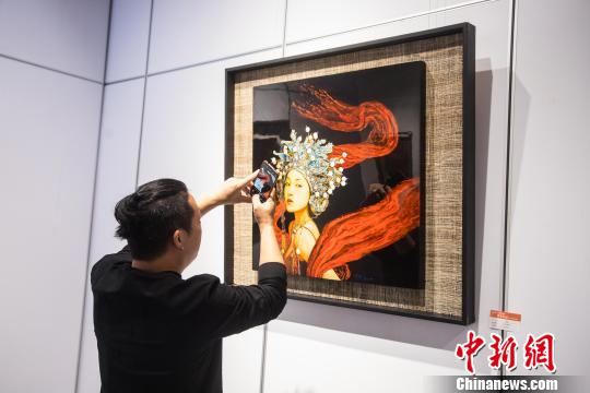 藝術(shù)愛好者拿出手機拍下作品?！±钅宪帯z