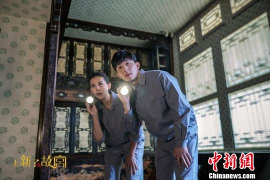 11月9日，大型文化季播節(jié)目《上新了？故宮》將在北京衛(wèi)視與愛奇藝播出，這也是北京故宮首次出品電視節(jié)目。圖為演員蔡少芬(左)、鄧倫(右)在節(jié)目探索北京故宮的未開放區(qū)域。主辦方供圖