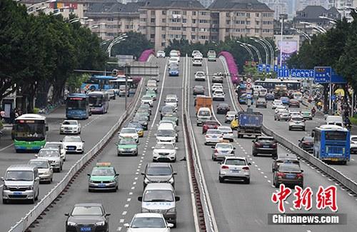 資料圖：市民駕駛機(jī)動(dòng)車行駛在道路上。<a target='_blank' href='http://www.chinanews.com/'>中新社</a>記者 張斌 攝