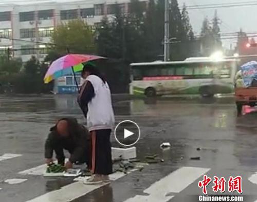 高中女生街頭雨中為老人撐傘被點(diǎn)贊：姑娘，你真美