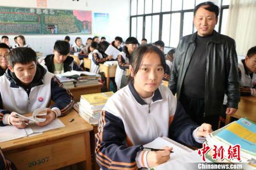 江蘇東?！白蠲琅ⅰ绷肿向v在課堂上?！±钪?攝