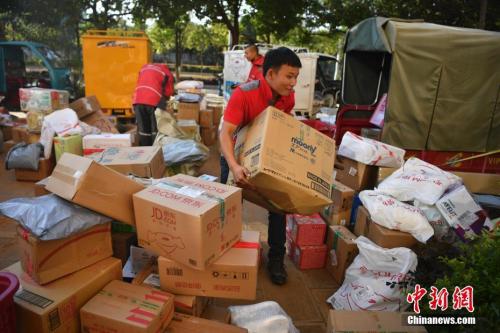 11月11日，配送員按區(qū)域分揀商品。<a target='_blank' href='http://www.chinanews.com/'>中新社</a>記者 劉冉陽 攝