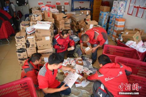 配送員按送貨區(qū)域分揀貨物。<a target='_blank' href='http://www.chinanews.com/'>中新社</a>記者 劉冉陽 攝