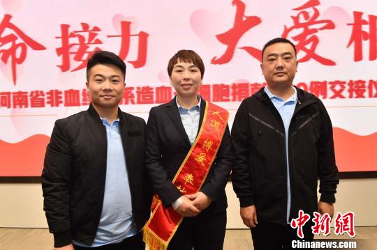 志愿者毛先付（左）、張明婭（中）、崔志斌（右）同日在鄭州完成造血干細胞捐獻?！《∮衙鳌z