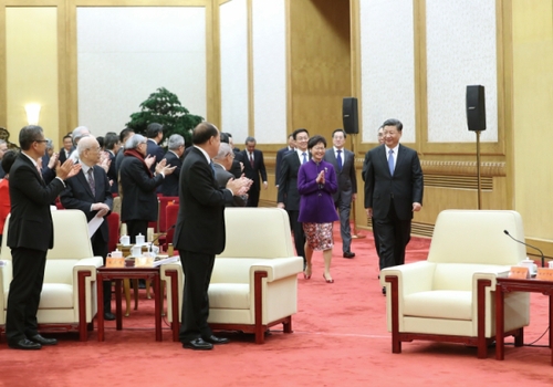 2 11月12日，國(guó)家主席習(xí)近平在北京人民大會(huì)堂會(huì)見香港澳門各界慶祝國(guó)家改革開放40周年訪問(wèn)團(tuán)。