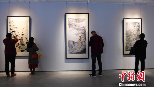 11月2日，參觀者在傅抱石藝術(shù)館欣賞畫作。　凌厚祥 攝