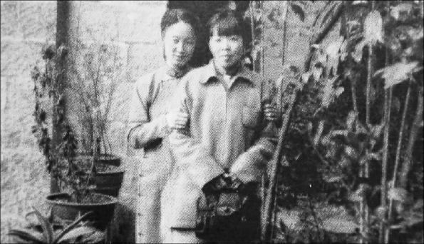 1938年12月22日蕭紅（右）與張郁廉拍攝于重慶棗子嵐埡塔斯社樓下。