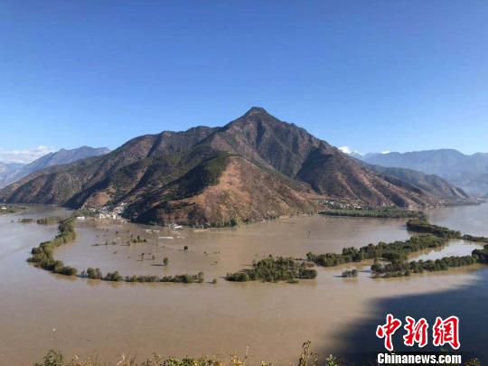 圖為洪峰過境后的長(zhǎng)江第一灣。　何宗奎 攝