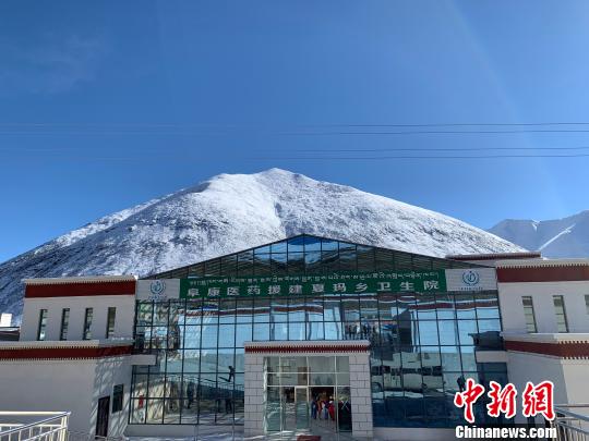 圖為2018年10月10日，由西藏阜康醫(yī)院援建的嘉黎縣夏瑪鄉(xiāng)衛(wèi)生院竣工移交。阜康醫(yī)院供圖