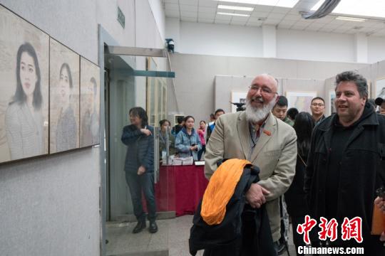 外國(guó)友人欣賞金獎(jiǎng)作品。朱鐵書 攝