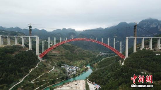 資料圖：貴州省羅甸縣，世界最大跨徑上承式鋼管混凝土拱橋立柱安裝完成。<a target='_blank' href='http://www.chinanews.com/'>中新社</a>記者 瞿宏倫 攝