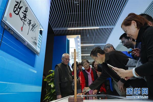 11月20日，在 “偉大的變革——慶祝改革開放40周年大型展覽”的大國氣象展區(qū)，來自湖南的64歲老人黃承初在一個智能電子書法臺上寫下“改革開放”4個字。書法臺上沒有墨水，只用干毛筆、手指即可書寫，字跡可同步投射在顯示屏上，還可保存后掃描二維碼分享。