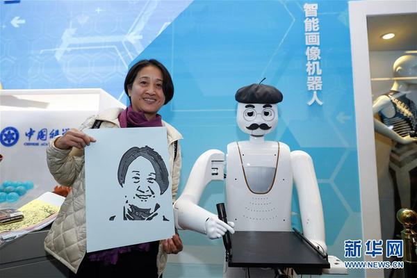 11月20日，在“偉大的變革——慶祝改革開放40周年大型展覽”的大國氣象展區(qū)，觀眾拿著畫像與智能畫像機器人“大千”合影?！按笄А辈捎昧巳四樧R別技術(shù)，畫一幅頭像大約需要3至5分鐘。