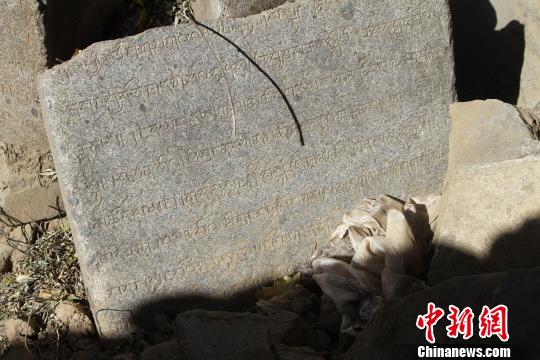 圖為碎塊石碑上的清晰藏文?！≮w朗 攝