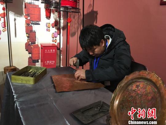 圖為展覽現(xiàn)場?！「呒t超 攝