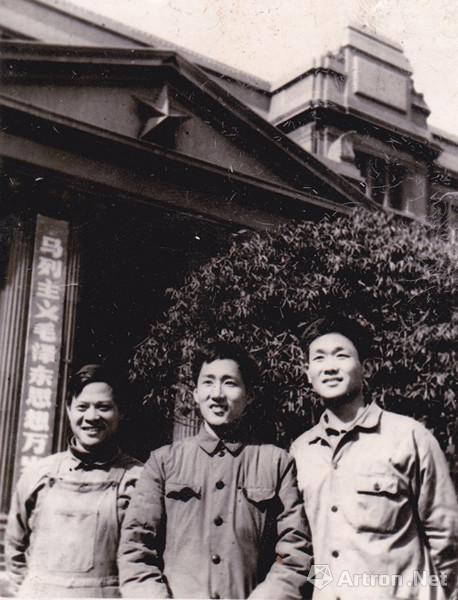 1977年高考錄取后，工友送李平合影