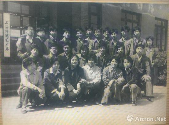 上海師范學(xué)院1977級(jí)藝術(shù)系學(xué)生合影 后排右二為應(yīng)海海，二排左二為孫化一