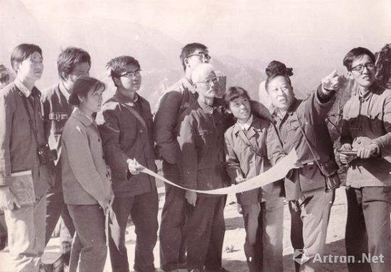 在黃山寫生 ，右一為李平、右二為陸一飛、右六為周聞、右七為張淳