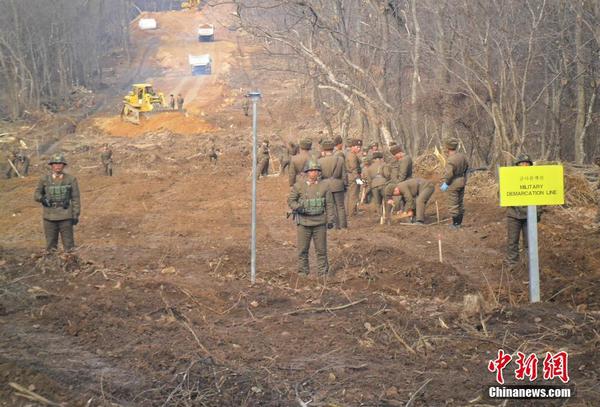 韓國國防部11月22日稱，為支持韓朝陣亡軍人遺骸共同挖掘工作等，雙方在非軍事區(qū)內(nèi)鐵原郡地區(qū)實(shí)現(xiàn)道路連通。 韓國國防部供圖