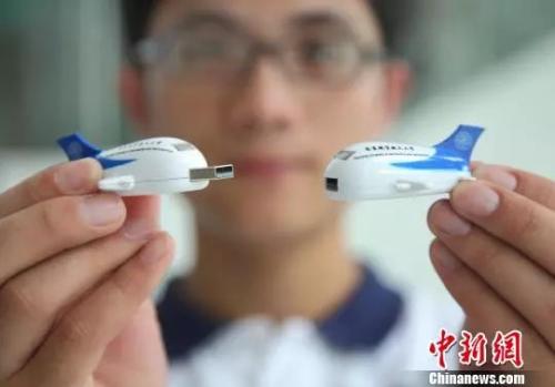 現(xiàn)在的u盤更多以禮品等形式出現(xiàn)。泱波 攝