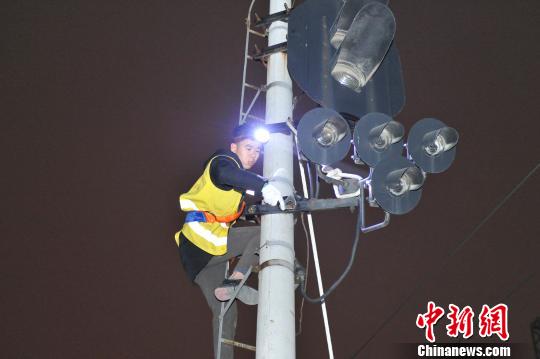 京沈高鐵遼寧段開(kāi)通前最后一次施工現(xiàn)場(chǎng)?！∩蜩F 攝