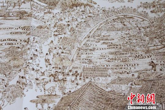 圖為以烙畫形式繪制的《清明上河圖》局部?！⌒煅?攝