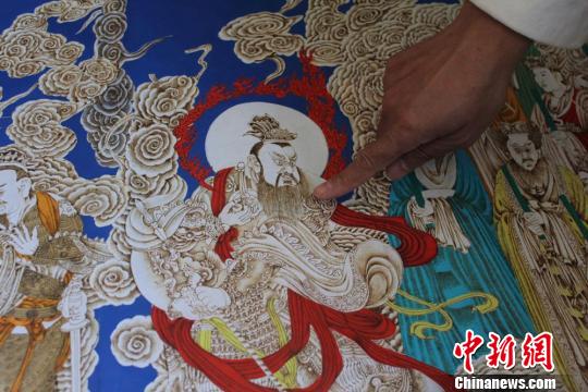 姜中創(chuàng)新的烙鏤畫技藝，多應(yīng)用于在宣紙上臨摹古典長卷?！⌒煅?攝