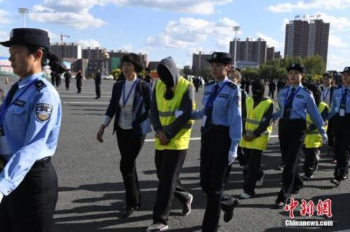 資料圖：警方從廣州用大巴車將275名電信詐騙犯罪嫌疑人押解回吉林省。張瑤 攝